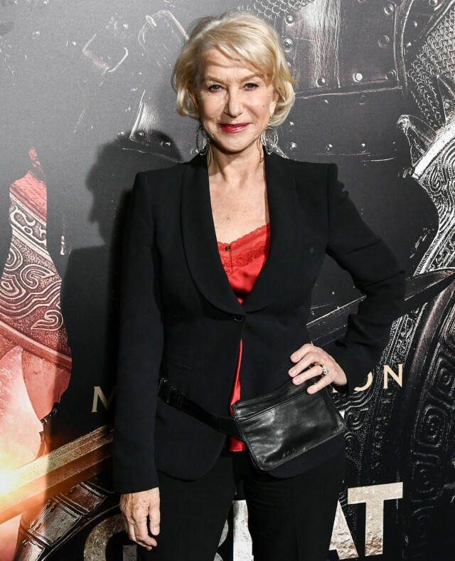 PÅ RØD LØPER: Helen Mirren viser frem rumpetasken sin på premieren av The Great Wall. Foto: Rex Features PÅ RØD LØPER: Helen Mirren viser frem rumpetasken sin på premieren av The Great Wall. Foto: Rex Features